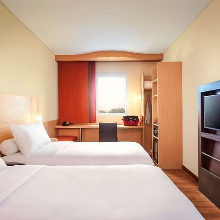 Ibis Makassar City Center Экстерьер фото
