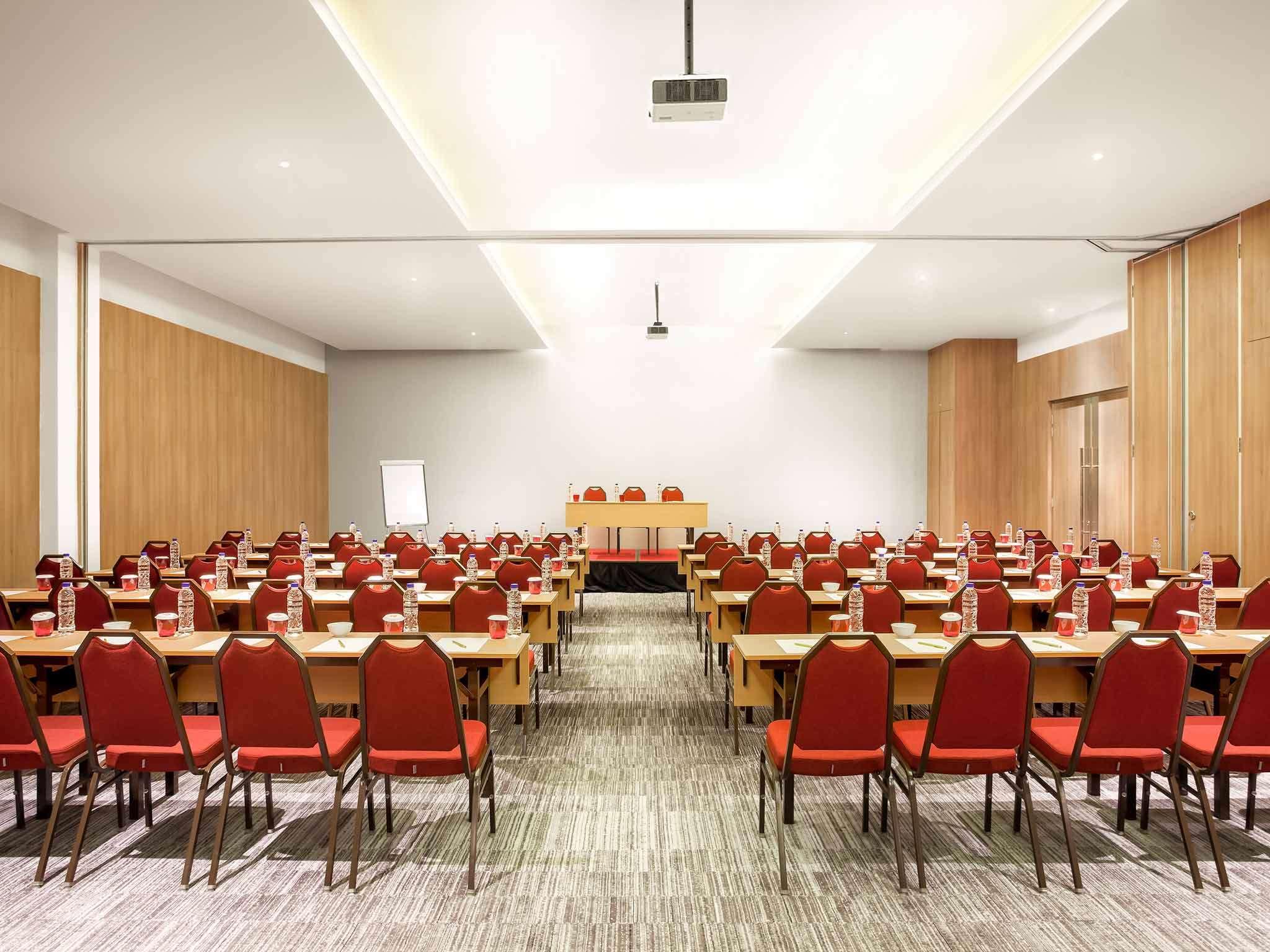 Ibis Makassar City Center Экстерьер фото