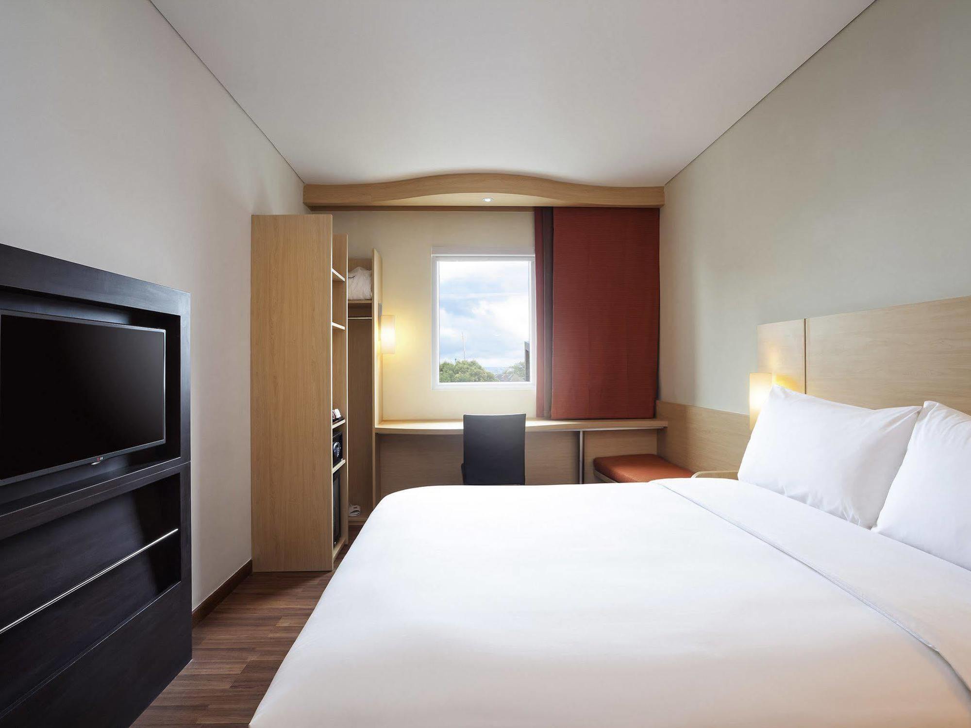Ibis Makassar City Center Экстерьер фото