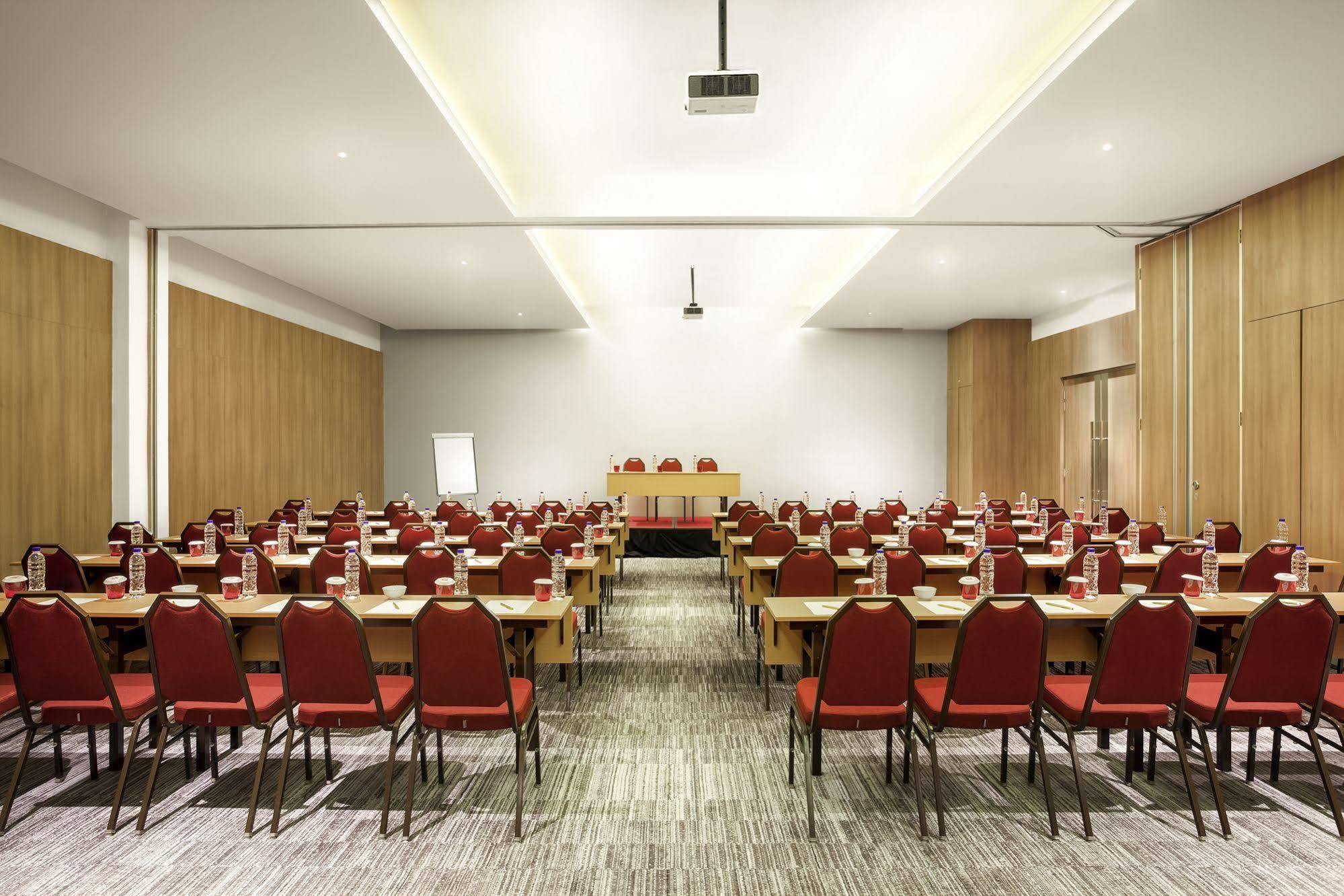 Ibis Makassar City Center Экстерьер фото