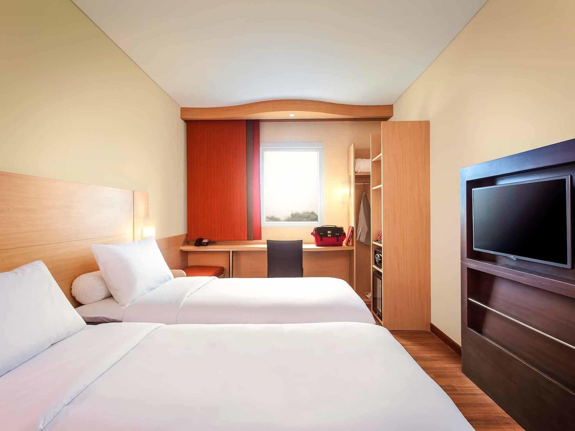 Ibis Makassar City Center Экстерьер фото